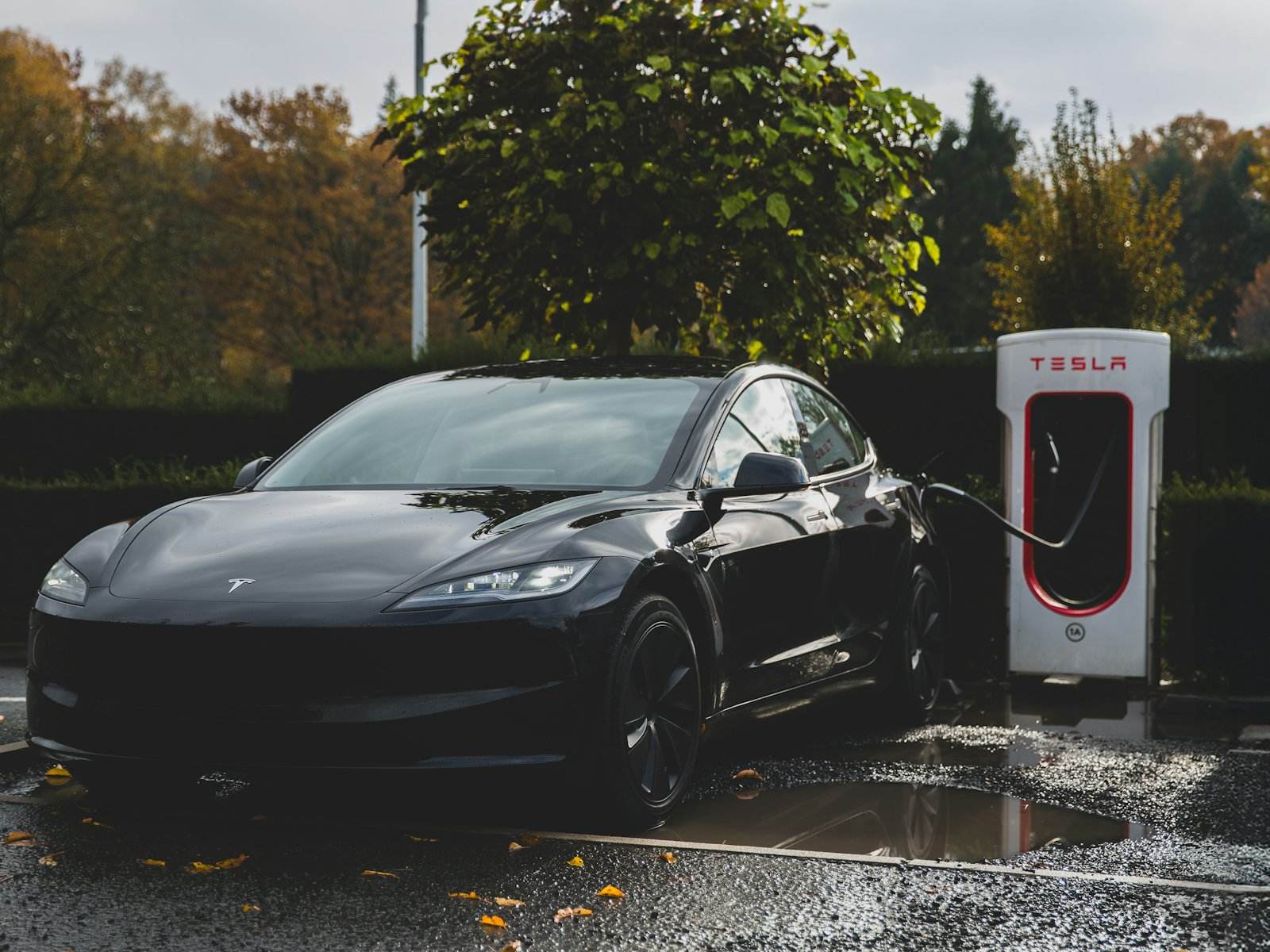Tesla in ricarica a una stazione Supercharger